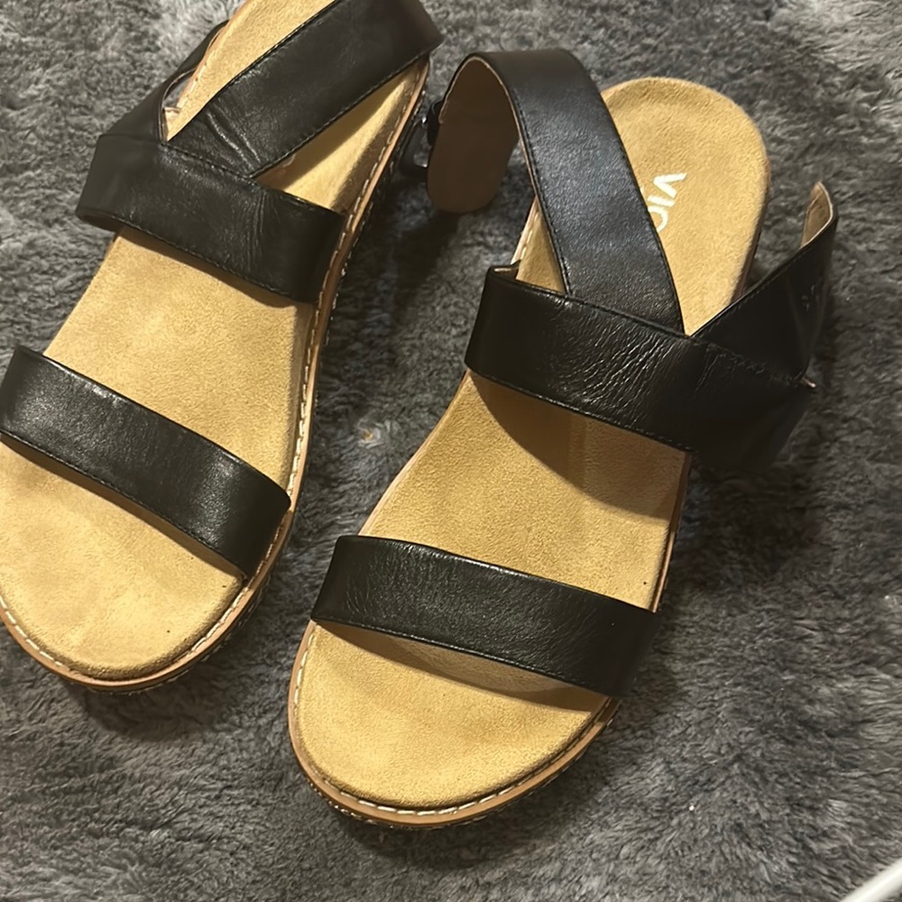 Vionic Black and Tan Sandals with Comfortable Footbed
